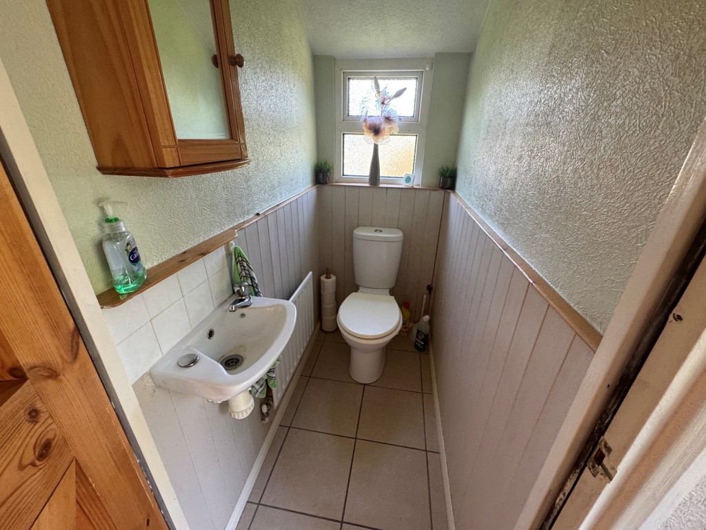 Lot: 151 - THREE-BEDROOM SEMI-DETACHED HOUSE - RESIDENTIAL INVESTMENT - Cloakroom/W.C.